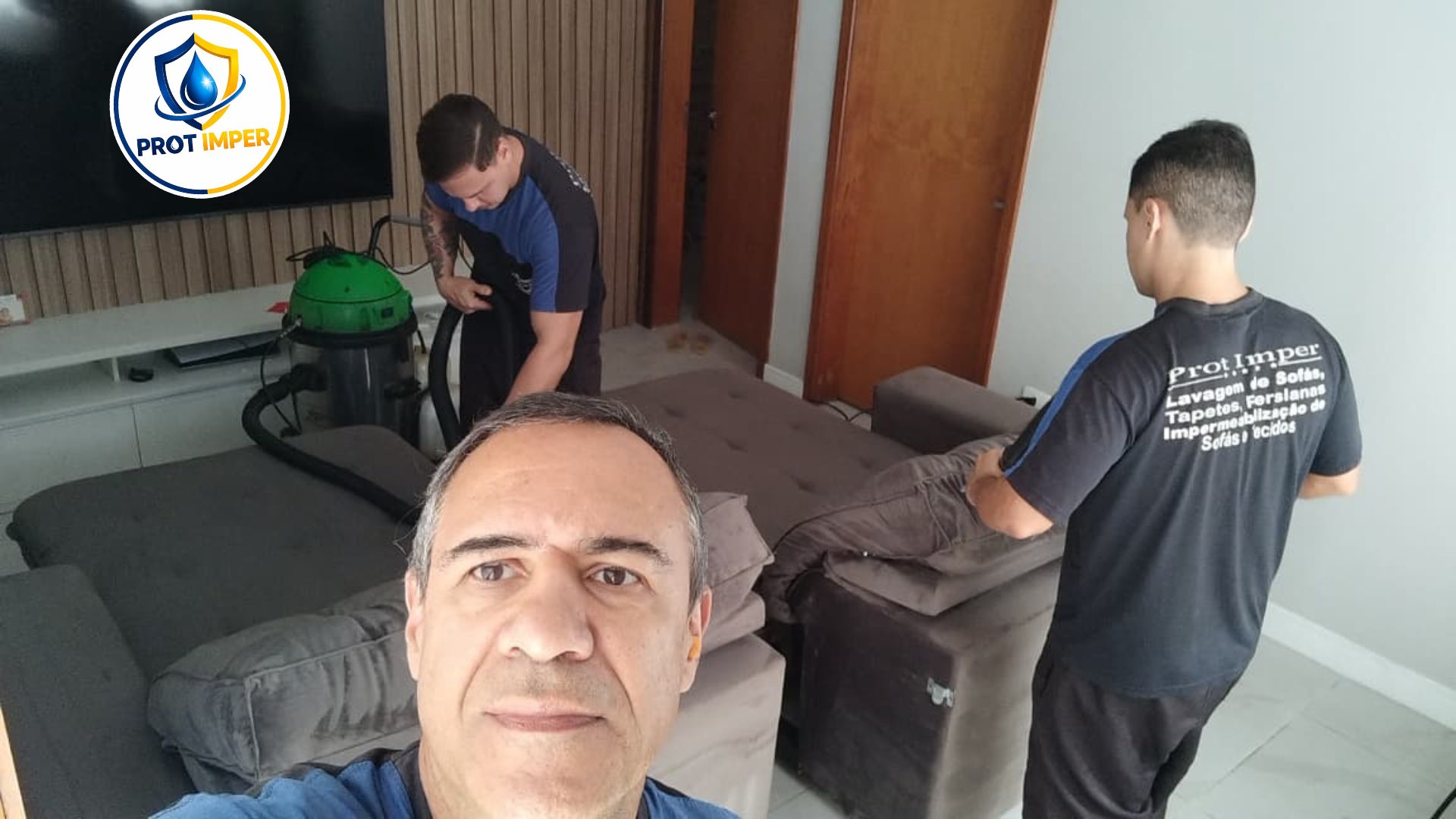 Equipe da PROT IMPER higienizando um sofá em atendimento na Aparecida, Santos