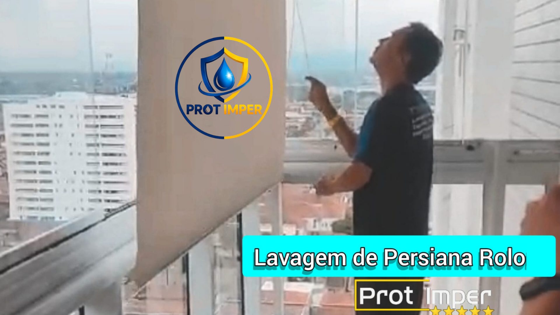 Técnico da PROT IMPER retirando uma persiana de rolo em uma varanda, com a marca PROT IMPER e o título Lavagem de Persiana Rolo