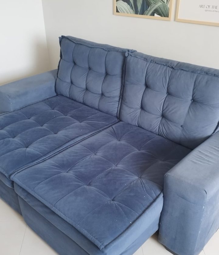 Sofá azul de tecido antes da limpeza